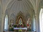 Lourdes Kapelle - Am Vormittag lässt das Sonnenlicht die bunten, gotischen Fenster hinter dem Altar hell erstrahlen.