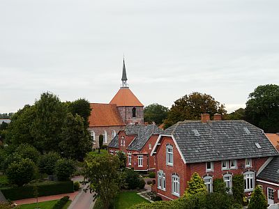 Kirche im Warftendorf Rysum 