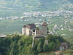 Schloss Tirol aus Sicht der Seilbahn Hochmuth